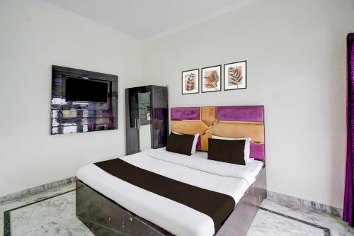 Giường trong phòng chung tại Hotel O KK