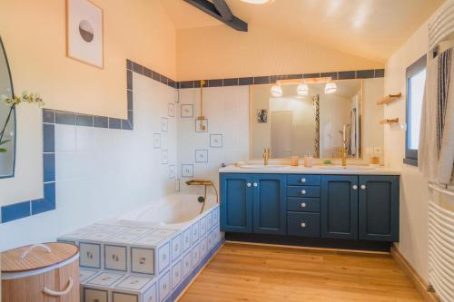 un baño con bañera y lavabo en Otxibarre, en Luxe-Sumberraute