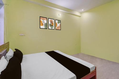 Ένα ή περισσότερα κρεβάτια σε δωμάτιο στο SPOT ON Yatri Nivas Hotel