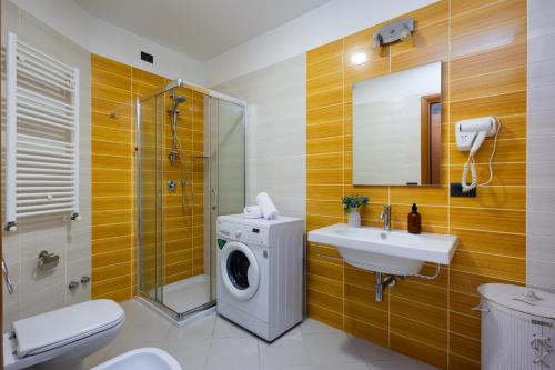 ein Badezimmer mit Waschmaschine und Waschbecken in der Unterkunft Yerevan Elite Stay - Republic Square in Yerevan