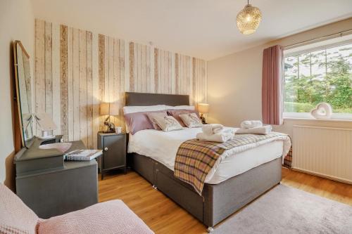 LlanuwchllynにあるGlan Donauのベッドルーム1室(ベッド1台、動物2匹の詰め物付)