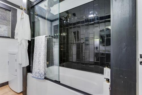 ein Badezimmer mit Dusche mit Glastür in der Unterkunft Buzz Inn with Hot tub Sauna fire pit, Roof top Deck in Hocking Hills in South Bloomingville