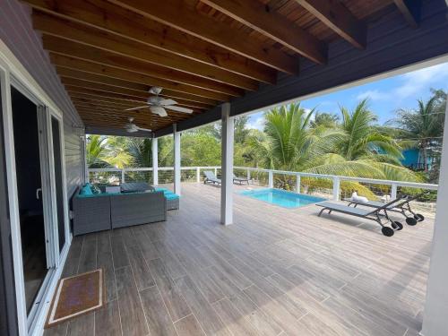 an open deck with a view of a pool at Casa Viola - Utila in Utila