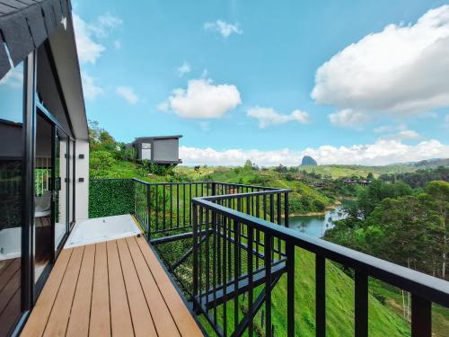 a balcony with a view of a river at FORESTA 2 - Cabaña moderna con vista a la piedra in Chiquinquirá
