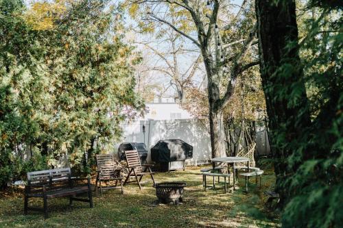 a group of picnic tables and chairs in a park at Urban Downtown Stamford Home 45 min to NYC with Garage And Yard in Stamford