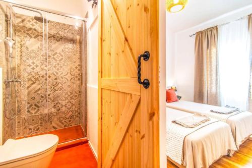 ein Bad mit einer Dusche und einem WC in einem Zimmer in der Unterkunft Villa Gravisi by Villa Plus in Orbanići