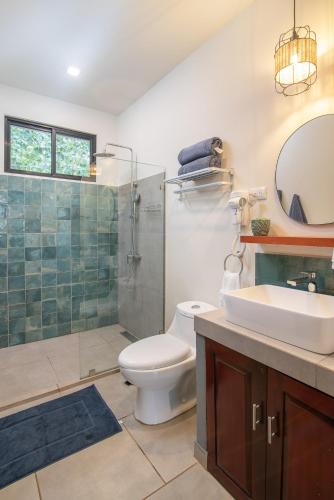 ein Badezimmer mit Toilette, Dusche und Waschbecken in der Unterkunft Casa do Mar in Cebadilla