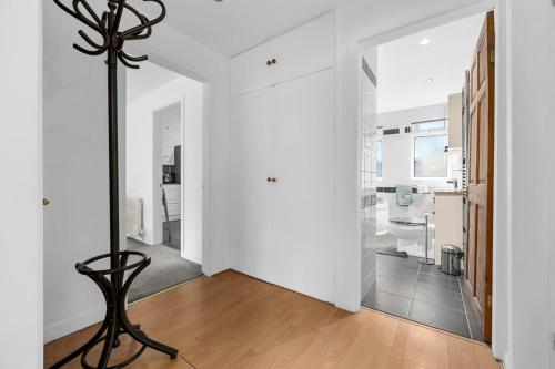 Køkken eller tekøkken på Two Bedroom House by Brookland Stays Serviced Accommodation Short Lets Middleton with Free WiFi