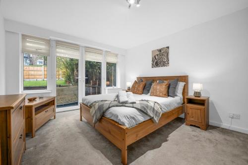 En eller flere senge i et værelse på Two Bedroom House by Brookland Stays Serviced Accommodation Short Lets Middleton with Free WiFi