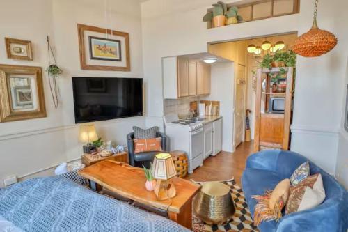 サンアントニオにあるWalk Everywhere - Charming Studio on the Riverwalkの青いソファとテーブルのあるリビングルーム