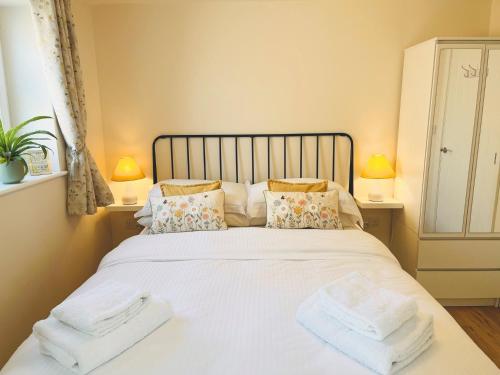 ein Schlafzimmer mit einem weißen Bett mit Handtüchern darauf in der Unterkunft 1 Bed in Lytham 86044 in Saint Annes on the Sea