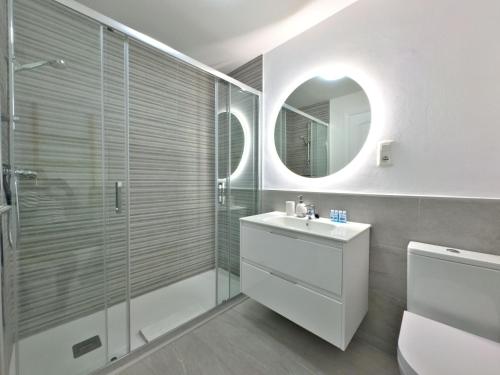 a bathroom with a sink and a shower and a mirror at Apartamento en primera línea de playa, Mi Capricho in Sitio de Calahonda