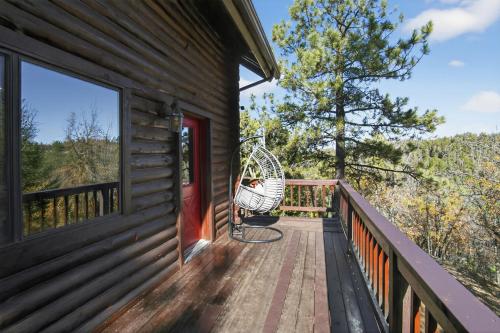 En balkon eller terrasse på Minnie Mine Cabin Retreat cabin