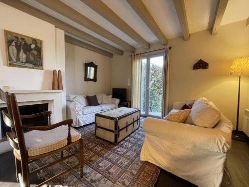 ein Wohnzimmer mit Sofa und Kamin in der Unterkunft Ohiana in Villefranque