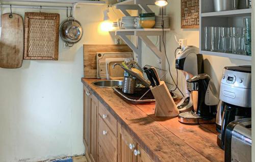 Η κουζίνα ή μικρή κουζίνα στο 2 Bedroom Gorgeous Home In Värmdö