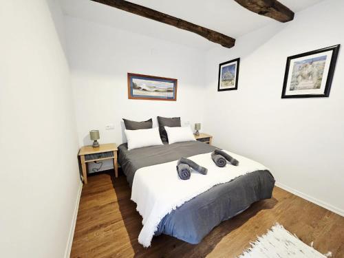 Un dormitorio con una cama grande y suelo de madera. en Apartment 5 Pers Natur León, en Villafañé