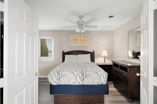 une chambre avec un lit et un ventilateur de plafond dans l'établissement Club Ocean Villas II, à Ocean City