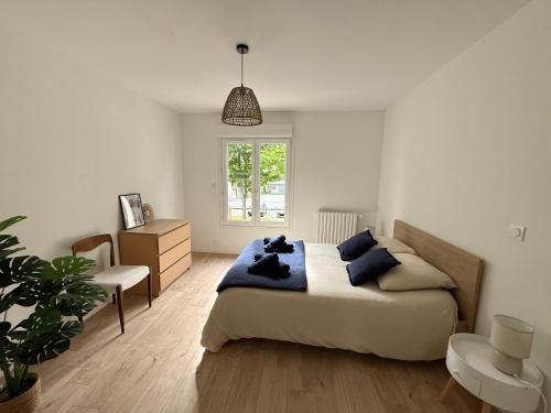 a bedroom with a bed with a teddy bear on it at Ker Heol - Maison au Nord Finistère in Lesneven