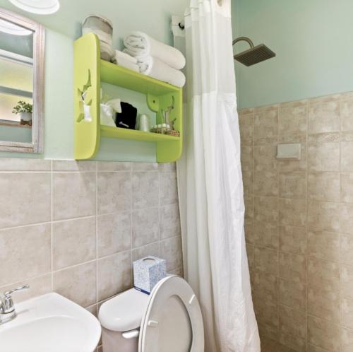 een badkamer met een wit toilet en een wastafel bij The Ocean View Inn in Islamorada