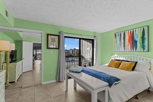 En eller flere senge i et værelse på Better At The Beach - Walk to Everything in CB!