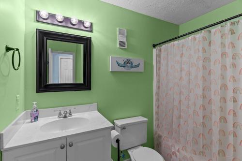 Et badeværelse på Better At The Beach - Walk to Everything in CB!