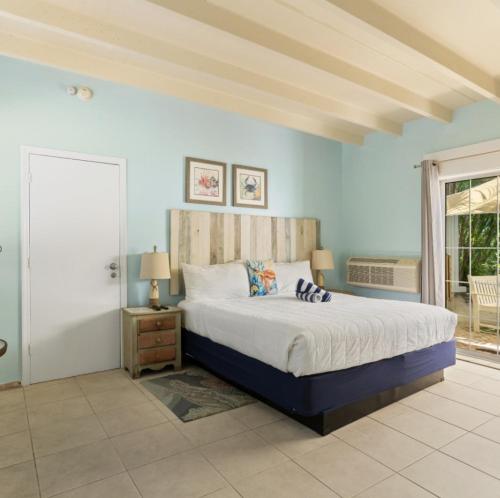 een slaapkamer met een groot bed en een raam bij The Ocean View Inn in Islamorada