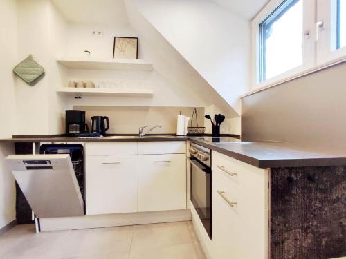 Kuchyň nebo kuchyňský kout v ubytování Flair Apartments 'ALTSTADT & FLAIR' - modernes Apartment 52 qm 2 Schlafzimmer für 5 Personen Urlaub oder Geschäftsreise, Innenstadtlage, ruhig