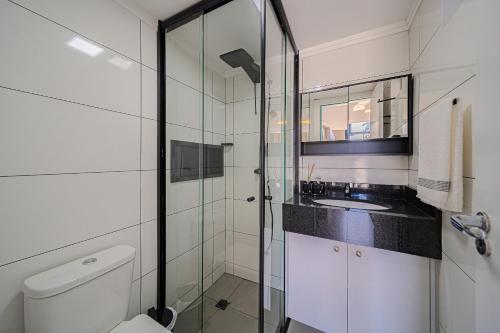 Boa VistaGarten Loft Condomínio Flipchave GLC000的浴室配有马桶和玻璃淋浴房