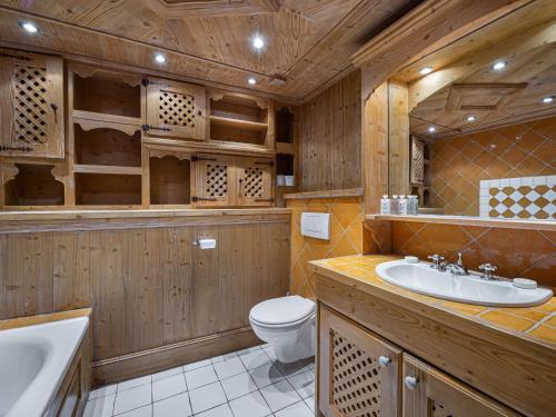 Ένα μπάνιο στο Chalet traditionnel à Méribel, proche des pistes, animaux admis, parking - FR-1-566-3