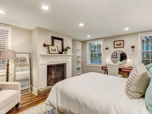 Postel nebo postele na pokoji v ubytování Serenity on Jones