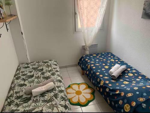 Postel nebo postele na pokoji v ubytování Maisonnette Ti Lézard Vert au calme à 100 mètres de la plage