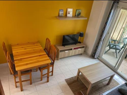 Posezení v ubytování Maisonnette Ti Lézard Vert au calme à 100 mètres de la plage