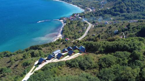 eine Luftaufnahme eines Resorts am Ufer eines Strandes in der Unterkunft Çaka Marin Life Bungalov Ve Restorant in Perşembe