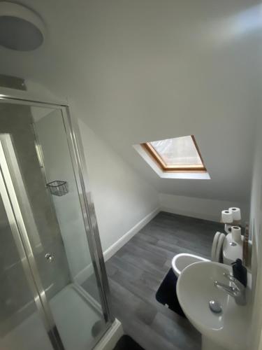 un bagno con doccia e lavandino di Blissfull dreams 1 bedroom apartment a Hull