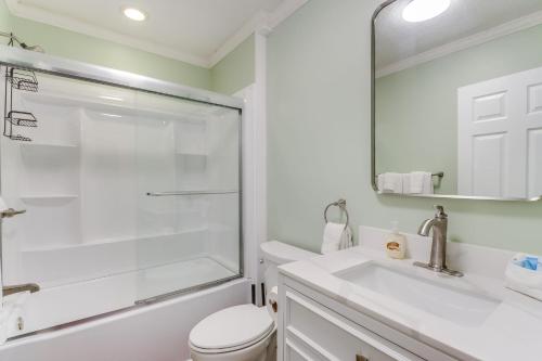 een badkamer met een douche, een toilet en een wastafel bij Gulf Breeze Getaway by Next Step Property Management in Gulfport