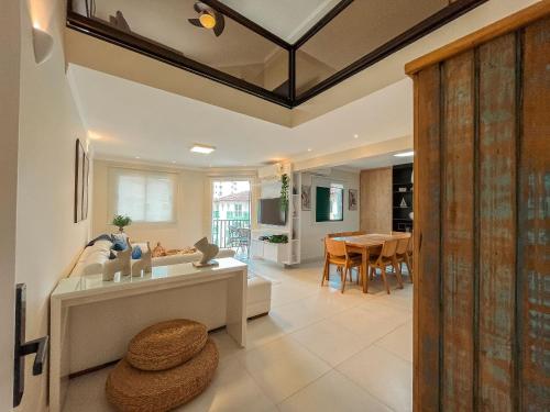 a living room and dining room with a ceiling at Riviera - Duplex Lindo Contemporâneo com Enxoval Completo in Riviera de São Lourenço