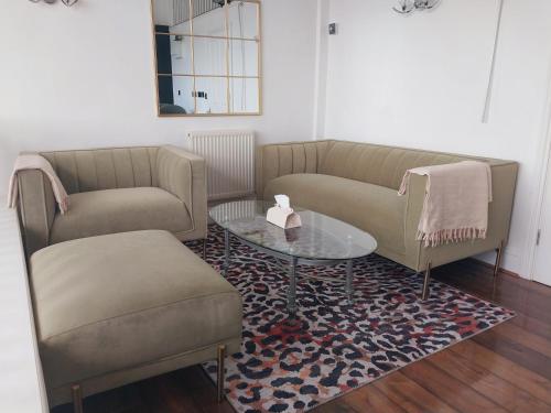 sala de estar con 2 sofás, mesa y sillas en Historic Dover Stay with Stunning Castle View, en Dover