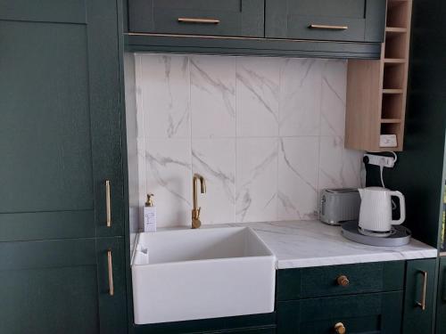 cocina con fregadero y encimera blanca en Historic Dover Stay with Stunning Castle View, en Dover