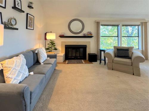 Posezení v ubytování The Treehouse on Table Rock