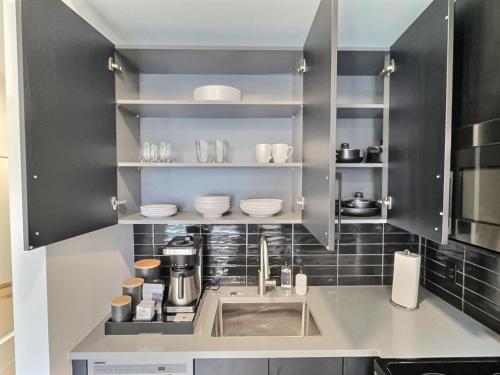 Kuchyň nebo kuchyňský kout v ubytování Bham Studio, Gym Access, Steps from Downtown