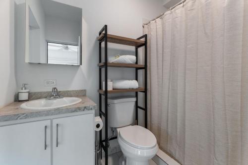 une salle de bain avec toilettes, lavabo et douche dans l'établissement Casa Angelica Apt 203 steps to Sandy Beach, à Centro Puntas