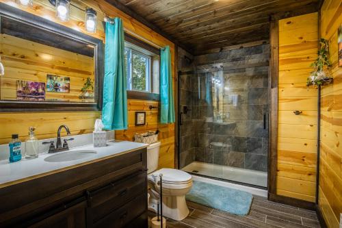 ein Badezimmer mit Dusche, Toilette und Waschbecken in der Unterkunft Forest Gap - Pizza oven, hot tub, EV charger in Hico
