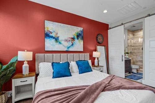 Una cama o camas en una habitación de Fashionable 2BD In the Heart of FortWorth Cozy