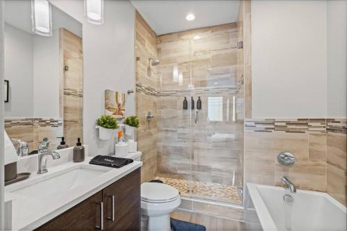 Un baño de Fashionable 2BD In the Heart of FortWorth Cozy