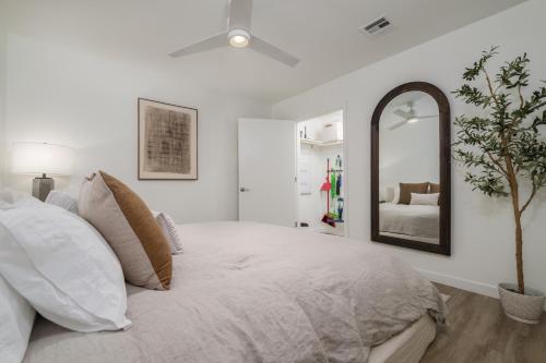 Postel nebo postele na pokoji v ubytování The Slate Luxury Capitol View DOCO Golden 1