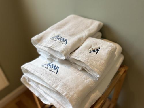 Cuatro toallas blancas apiladas una encima de la otra en Design Villa with private pool, en Carini