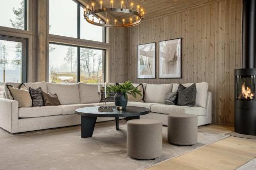 ein Wohnzimmer mit Sofa und Tisch in der Unterkunft Spacious & luxury Skilodge in Trysil in Trysil