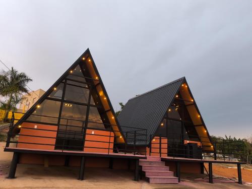a building with two triangular roofs on top of a bench at Chalés JH in São Roque de Minas