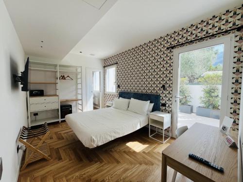 Un dormitorio con una cama blanca grande y una ventana en Design Villa with private pool, en Carini