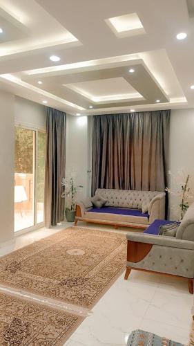 Una cama o camas en una habitación de شقه كامله بفيلا فاخره بجوار ممشى اهل زايد 3غرف وشرفه